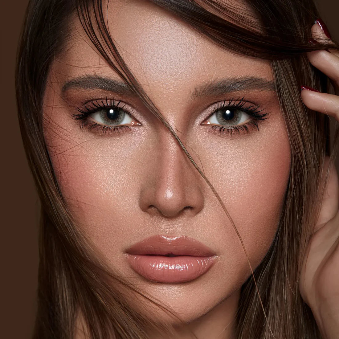 Bella Midori DYE contact lenses, Daily Collection, Close-up of woman wearing DYE Midori contact lenses, vibrant green hue with natural look, daily wear collection, bold makeup with earthy tones