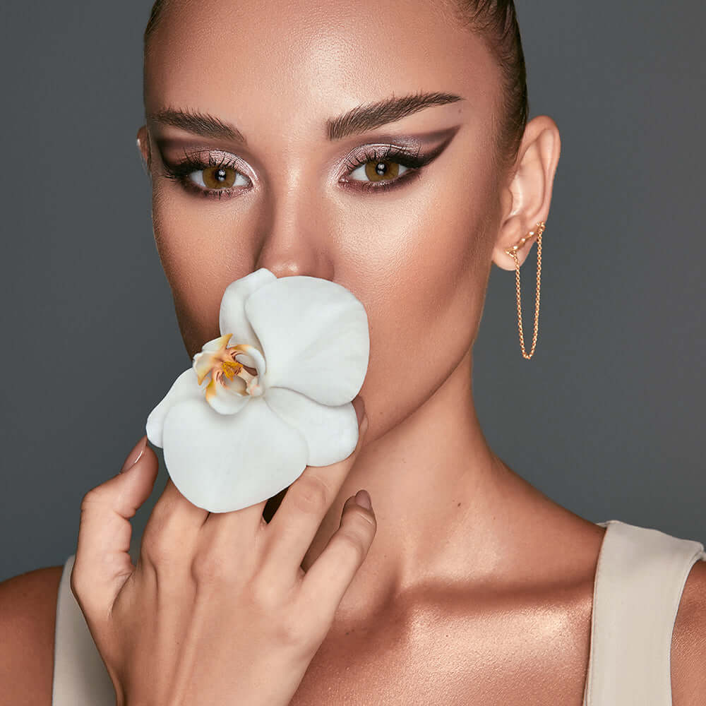 Citrine Crystal Bella Lenses | Bella One Day Collection, Bella One Day’s Citrine Crystal lens. Without a limbal ring, Warm olive-green tones combine with light hazels,