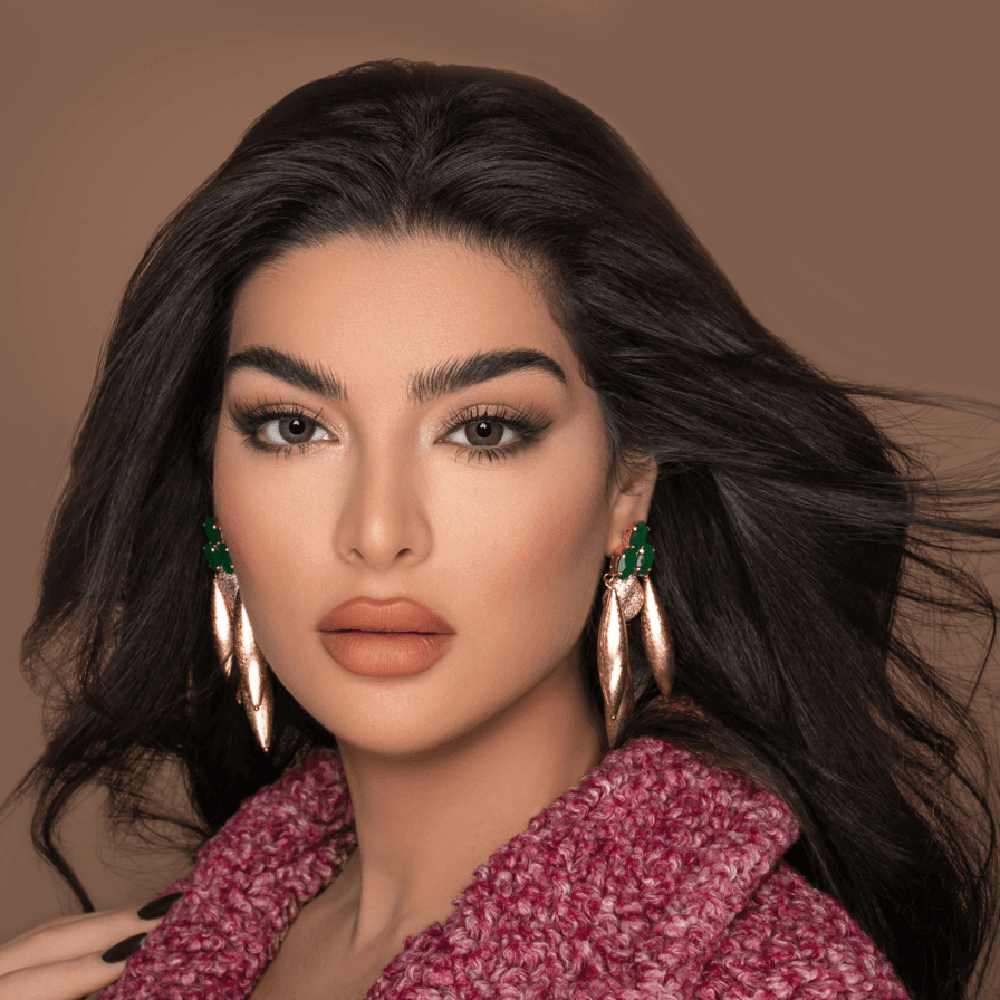 Bella Star Contact Lenses, daily collection, soft gray and gentle brown tones, one-day wear, Model wearing Star contact lenses, subtle gray and brown tones, daily disposable, 10 lenses