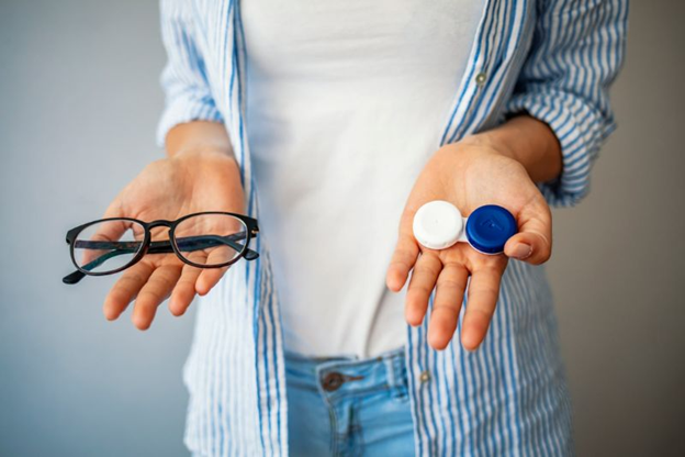Choosing between glasses and contact lenses
